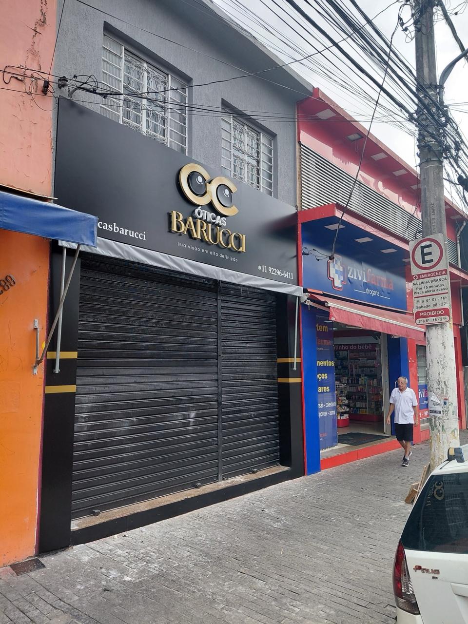 Letreiro instalado em fachada comercial